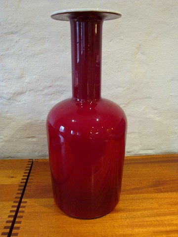 Gulvvase med to farvet glas rød  udvendig og hvid indvendig fra Holmegaard. 
5000 m2 udstilling.