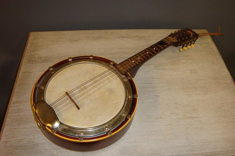 Banjo fra ca 1940 erne  i mahogni kasse perfekt i  lærred og strenge 

