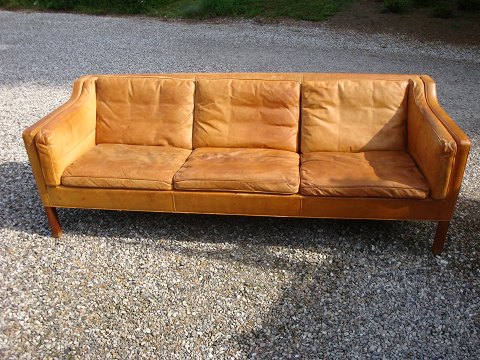 BM 2213-3 pers Sofa designet af Børge Mogensen i natur læder fremstår med meget 
fin patina i god stand 
5000 m2 udstilling