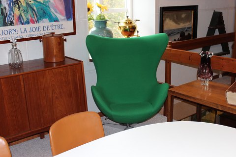 Stol - Ægget designet af Arne Jacobsen med vippefunktion i grønt uldstof.
5000 m2 udstilling.