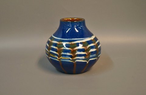 Keramik vase med mørkeblå, hvid og brun glasur fra 1960erne af en ukendt 
keramiker. 
5000m2 udstilling.