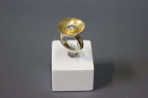 Ring i 925 sterling sølv, forgyldt med sten.
5000m2 udstilling.