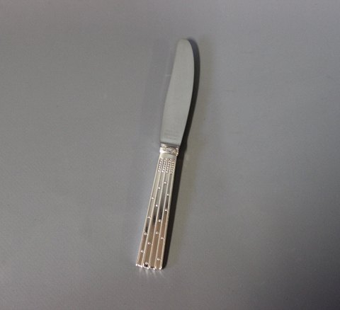 Barnekniv/papirkniv i Champagne, tretårnet sølv.
5000m2 udstilling.