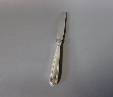 Frokostkniv i Karina, tretårnet sølv.
5000m2 udstilling.