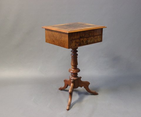 Antikt sybord i håndpoleret valnød med indlagt træ fra 1860.
5000m2 udstilling.
