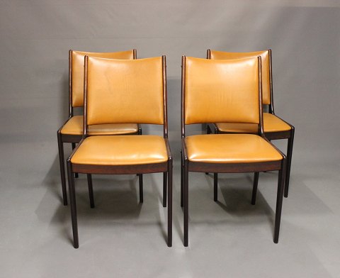 Et sæt af 4 spisestuestole i poleret mahogni og cognac farvet læder, dansk 
design fra 1960erne.
5000m2 udstilling.