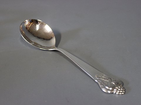 Lille servering/kompotske i håndsmedet tretårnet sølv.
5000m2 udstilling.