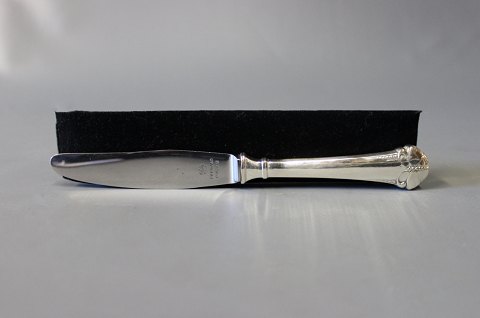 Middagskniv i Sommerfugl, tretårnet sølv.
5000m2 udstilling.
