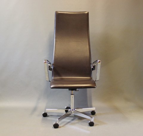 Oxford Classic kontorstol, model 3292C, med høj ryg i mørkebrunt elegance læder.
5000m2 udstilling.