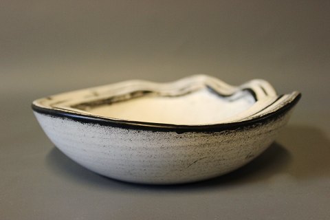 Keramik skål i sort og hvid glasur af Herman A. Kähler. 
5000m2 udstilling.