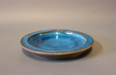 Lille keramik fad med mørkeblå glasur af Niels Kähler.
5000m2 udstilling.