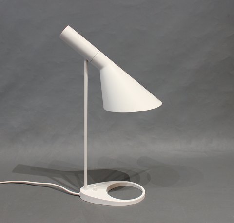 Arne Jacobsen, hvid bordlampe, designet i 1960 og fremstillet af Louis Poulsen.
5000m2 udstilling.