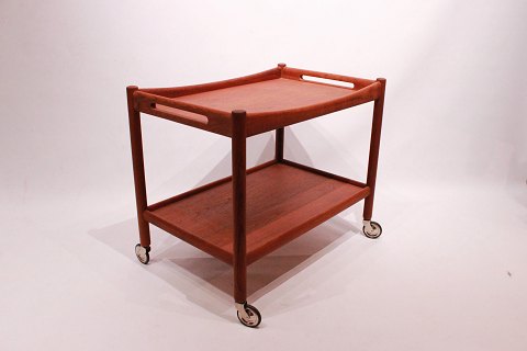 Bakkebord i teak designet af Hans J. Wegner fra 1960erne.
5000m2 udstilling.