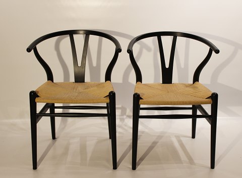 Et sæt Y-stole, model CH24, designet af Hans J. Wegner i 1950 og fremstillet hos 
Carl Hansen & Søn i 2008.
5000m2 udstilling.