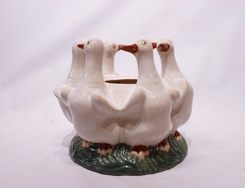 Keramik skål dekoreret med gæs, i flot brugt stand.
5000m2 udstilling.