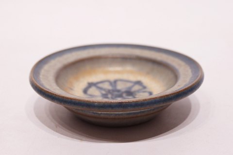 Lille keramik skål i mørkegrå og mørkeblå farver fra 1960erne af Michael 
Andersen & Søn.
5000m2 udstilling.