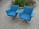 Et par hvile stole på dreje stokkel i blåt uldstof  dansk design  fra 1960´erne 
5000 m2 udstilling