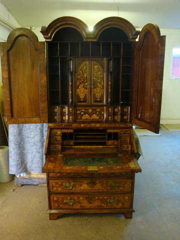 An example of a complete restored furniture. There is only before pictures.