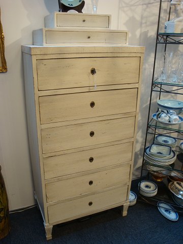 Gray painted chest of drawers by Louis saize from the year 1780.
5000m2 Showroom.