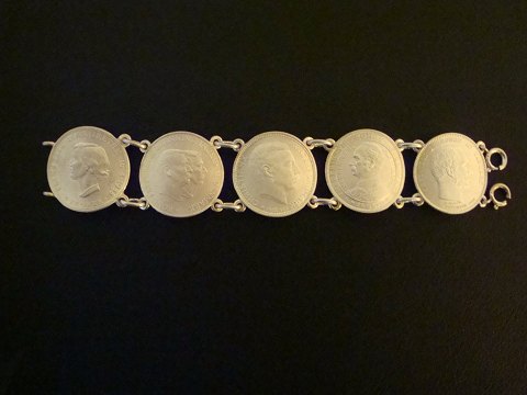 Silver Bracelet made of old  Danish 2 kroner. L. 18 cm. 
5000 m2 showroom.