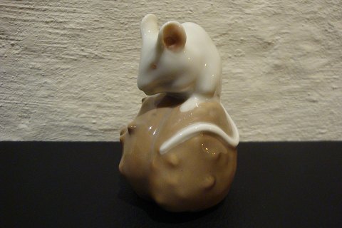 Royal Figurine no 511. Mice on Chestnut. Height 7 cm. Many figurines in stock  
at the moment. 5000 m2 showroom.