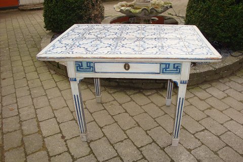 Tile Table by Louis Seize from around the year1780 in original condition, 
supposedly from Northern Germany. 
5000m2 udstilling.