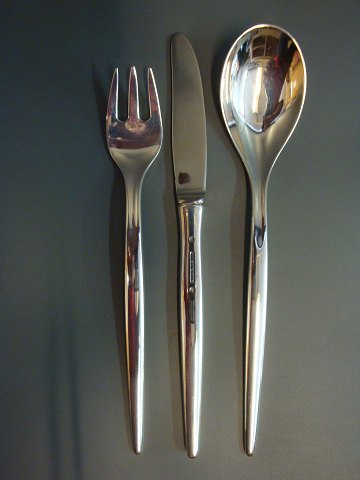 Tulip bestik 3 dele, middags kniv, gaffel og ske fra A. Michelsen i sterling 
sølv. 
5000m2 udstilling.
