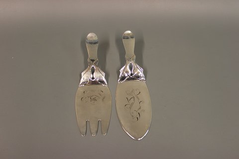 Fish serving set in hallmarked silver from 1941 with fine silver fish ornaments 
on forks and spades. 5000m2 showroom.