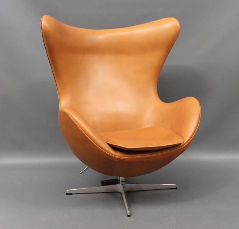 Arne Jacobsen"ægget". Nypolstret med læder i walnut elegance 5000m2 Udstilling