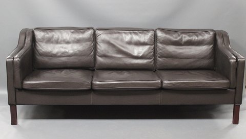 3 personers mørkebrun læder sofa. Dansk design fra 1960érne i perfekt stand 
5000 m2 udstilling