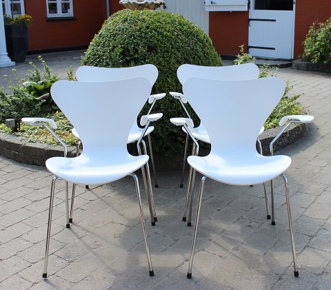 4 hvide syver stole, model 3107,  med armlæn, designet af Arne Jacobsen og 
produceret af Fritz Hansen.
5000m2 udstilling.