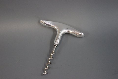 Fine corkscrew in simple style by W. Soerensen in 925 sterling, Denmark.
5000m2 showroom.