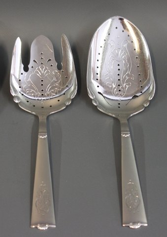Hallmarked silver fish cutlery with openworked with holes of the Atlantic series 
3200 with chasings from Fredericia silver-industry. 
5000m2 showroom.