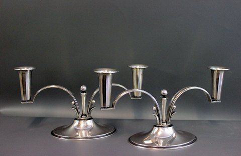 A pair of two-armed silver candlesticks in hallmarked silver from 1938. 
5000m2 showroom.