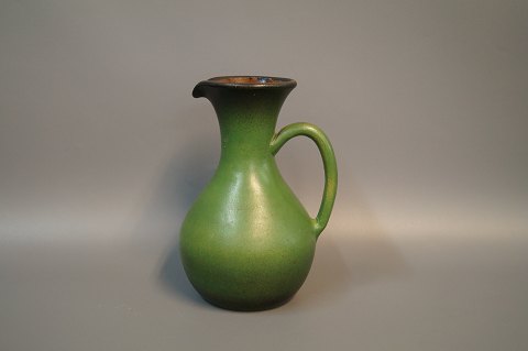 Grøn keramik kande fra 1960erne af ukendt keramiker.
5000m2 udstilling.