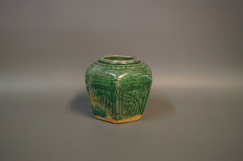 Kantet keramik vase med mørkegrøn glasur fra 1940erne af en ukendt keramiker. 
5000m2 udstilling.