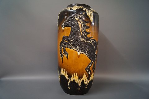 Large West Germany vase with motif of a horse, no. 517 45.
5000m2 showroom.