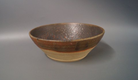 Ceramic bowl in dark and light brown.
5000m2 showroom.