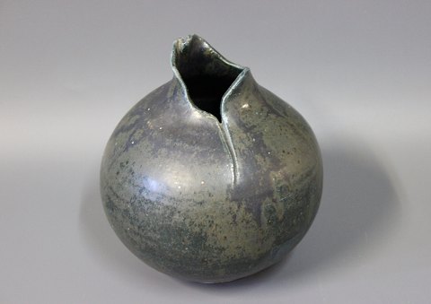 Grå keramik vase af ukendt kunster. 
5000m2 udstilling.