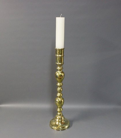 Altar candlestick in brass.
5000m2 showroom.