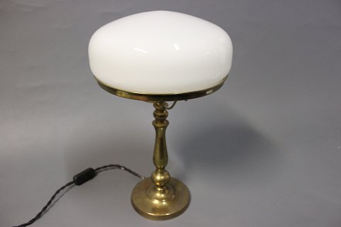 Bordlampe i messing med hvid glas kuppel og i Jugendstil fra 1920erne.
5000m2 udstilling.