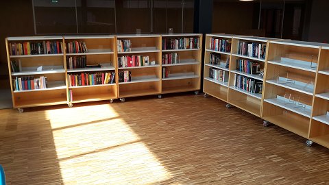Vi har i vinter restaureret møbler fra et brandskadet skolebibliotek. På 
billederne ses møbler før og efter restaurering.
