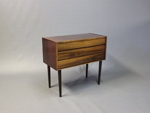 Small chest of drawers in rosewood, Danish design from the 1960s.
5000m2 showroom.