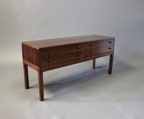 Low chest of drawers i rosewood af Danish design from the 1960s.
5000m2 showroom.