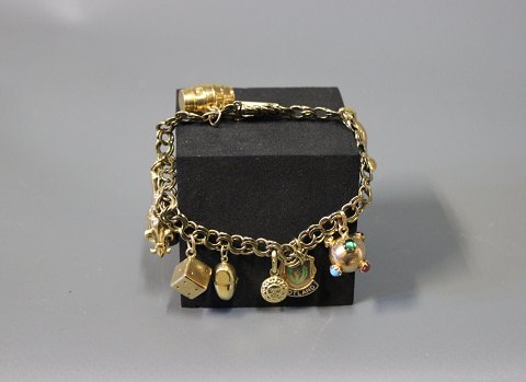 8 carat Bismark bracelet with 9 charms.
5000m2 showroom.