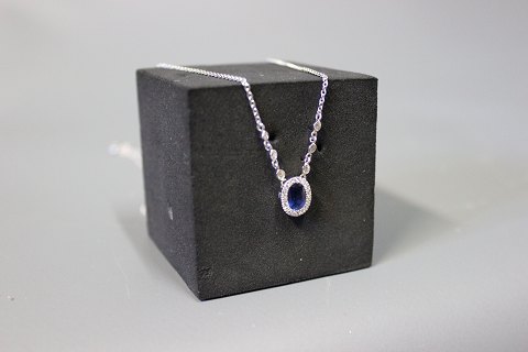 18 carat White gold neclace with 21 0,01 d., 6 0,03 d. and a saphire. 
5000m2 showroom.