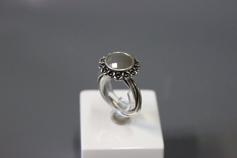 Pandora twisted ring in oxyd 925 sterling silver with large "Morgensten".
5000m2 showroom.