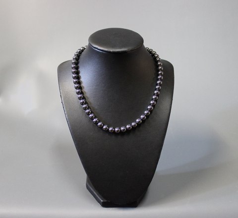 Hematite necklace with dark grey bloodstones.
5000m2 showroom.