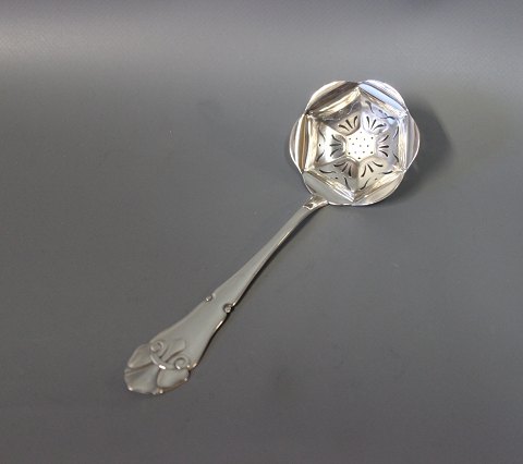 Sugar sifter in French Lily, Hallmarked silver.
5000m2 showroom.