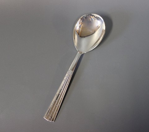 Compote spoon in Champagne, hallmarked silver.
5000m2 showroom.